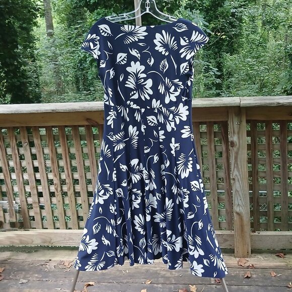 Navy Surplice Neckline White Tropical Floral Design Figure Flattering Dress Sz8 - Picture 7 of 7